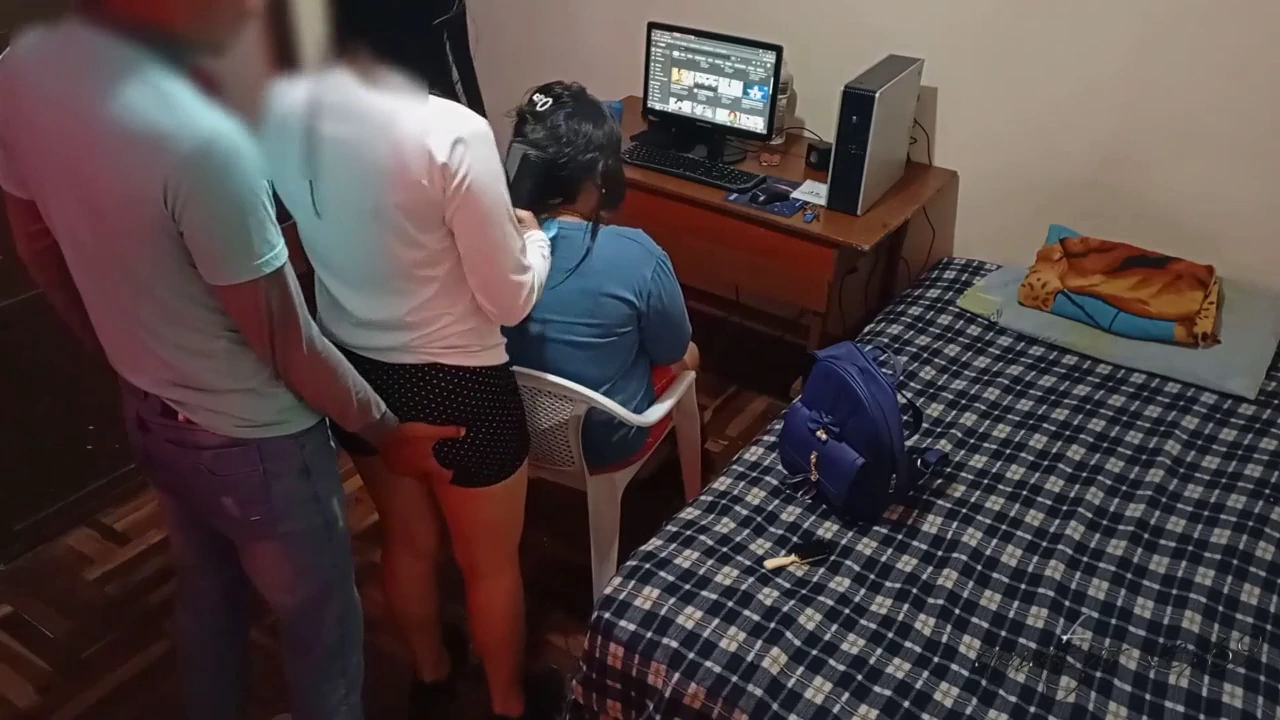 El amigo de mi esposa llegó y me pilló follándola sin el conocimiento de mi cónyuge cornudo.La habitación se llenó de sorpresa, placer y un toque de picardía mientras continuábamos nuestro encuentro apasionado.